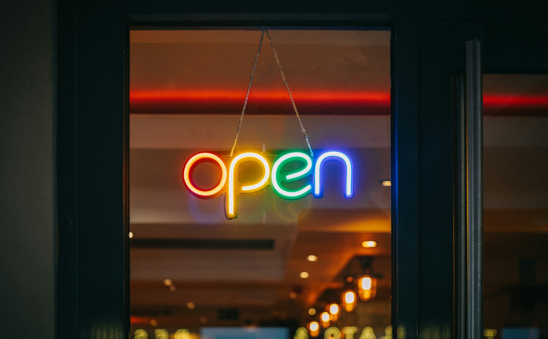 Palavra open em letras de led com cores diferentes